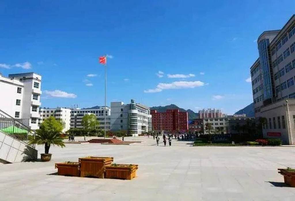 Кампус Луннаньский педагогический институт